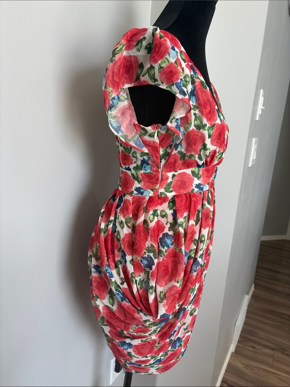 Vero Moda Red Floral Wrap-Style Mini Dress with Blue & Green Accents - Picture 4 of 10